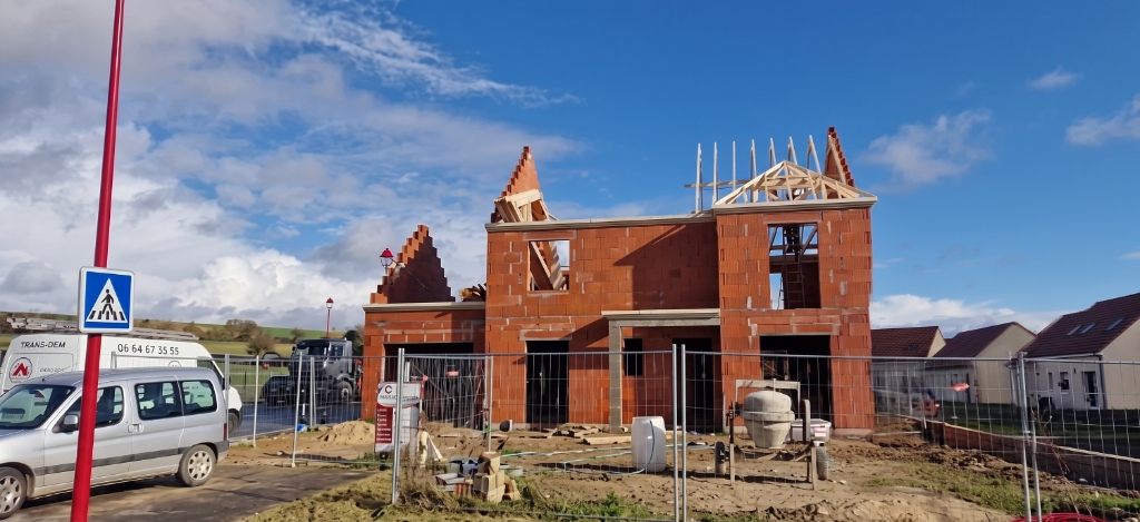 Toiture en cours de construction (charpente apparente)